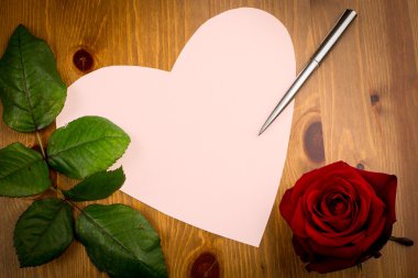 Sevgililer aşk kalp şeklinde Not kalem ve Rose ile