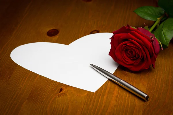 Valentine Love Heart Shaped Note With Pen And Rose — Stock Photo, Image