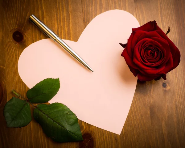 Valentine amor coração em forma de nota com caneta e rosa — Fotografia de Stock