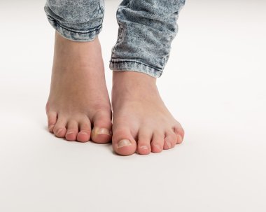 Yerde duran iki çıplak ayak