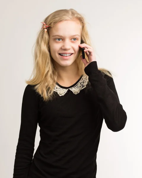 Девочка-подросток разговаривает по телефону — стоковое фото