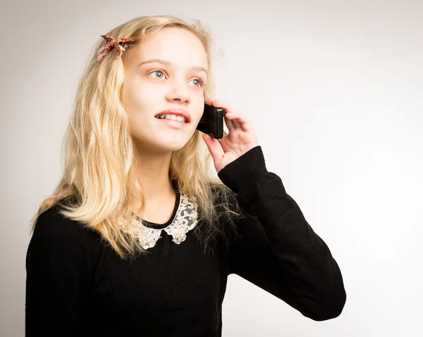 Adolescente chica hablando en su teléfono — Foto de Stock