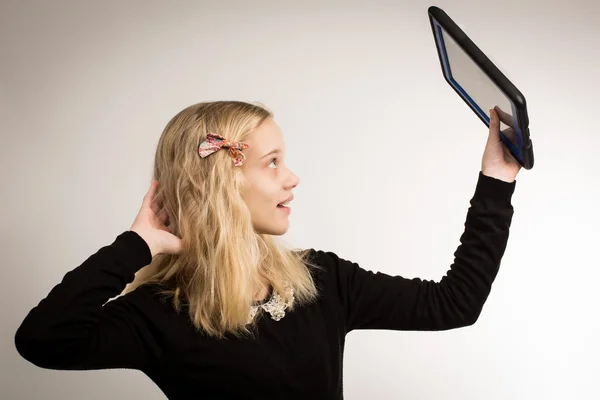 Adolescente chica tomando un selfie en su tableta —  Fotos de Stock