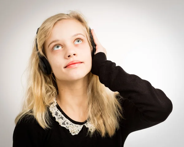 Adolescente bionda ragazza in ascolto delle sue cuffie — Foto Stock