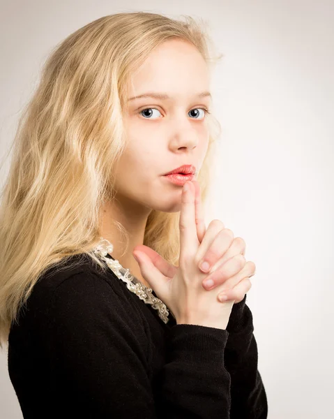 Blond tonåring tjej blåser rök från Finger pistol — Stockfoto