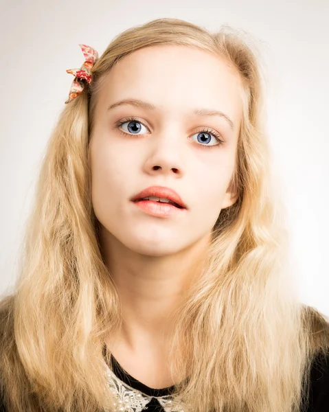 Menina adolescente loira bonita olhando na câmera — Fotografia de Stock