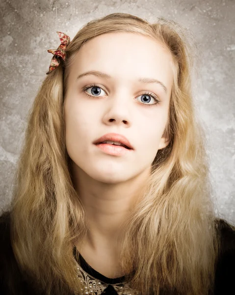Schöne blonde Teenager Mädchen suchen in die Kamera — Stockfoto