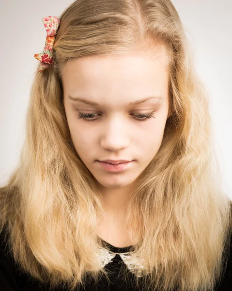 Блондинка-девочка-подросток смотрит в камеру — стоковое фото
