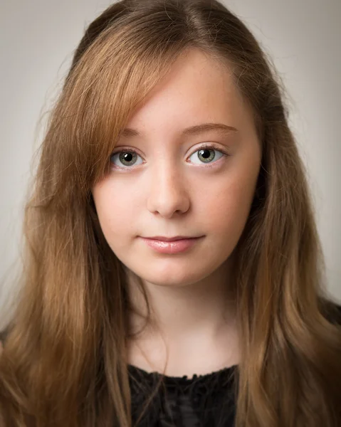 Retrato de una hermosa chica adolescente pelirroja —  Fotos de Stock