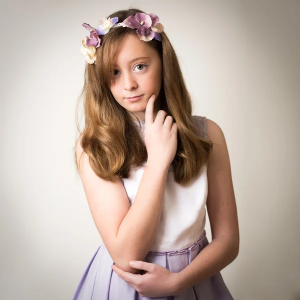 Menina adolescente de gengibre com uma flor Tiara — Fotografia de Stock