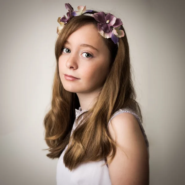 Menina adolescente de gengibre com uma flor Tiara — Fotografia de Stock