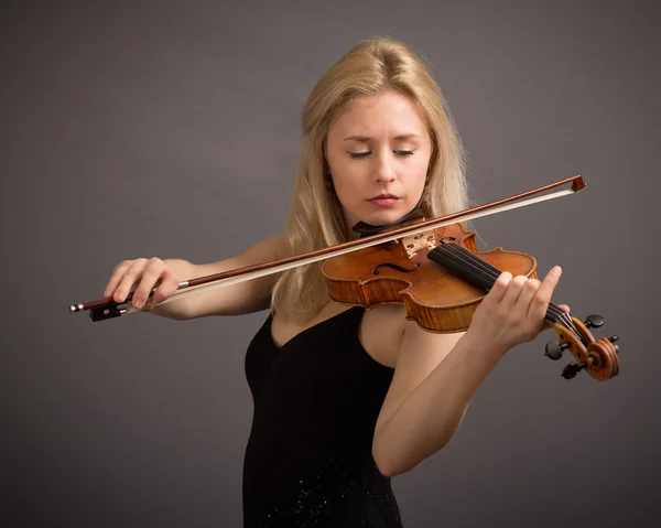 Loira Violinista Feminina em Vestido Preto — Fotografia de Stock