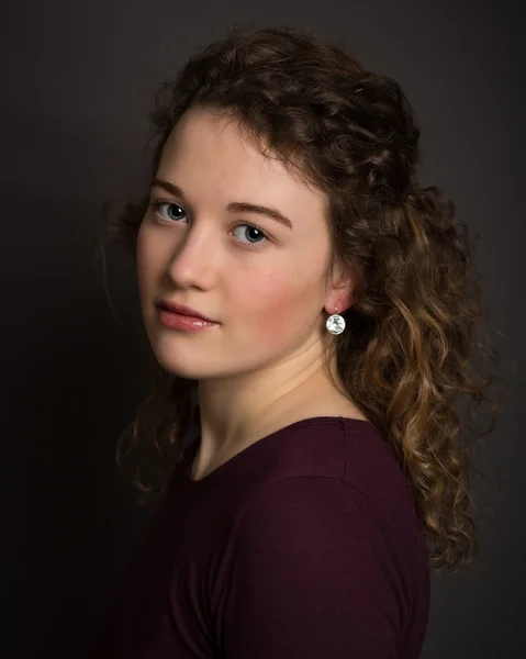 Young Woman With Gentle Smile — Stock Photo, Image