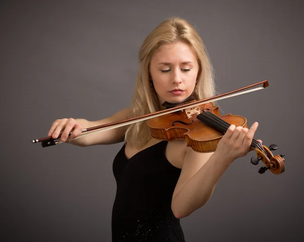 Blond kvinnlig Violinist i svart klänning Stockfoto