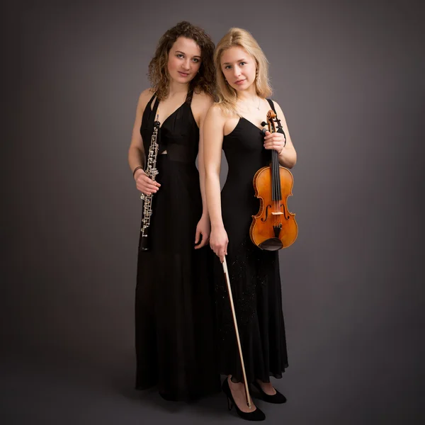 Hermoso dúo de música clásica femenina joven — Foto de Stock