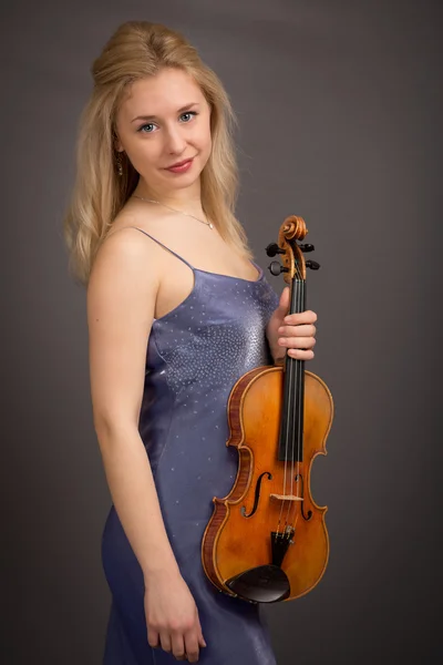 Belle jeune violoniste blonde — Photo