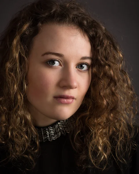 Retrato de una hermosa joven — Foto de Stock