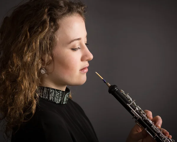 Hermosa joven jugador de oboe femenino — Foto de Stock