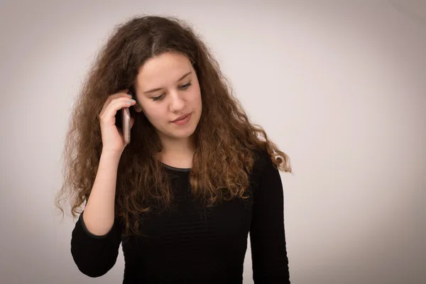 Mujer pelirroja hablando por teléfono — Foto de Stock