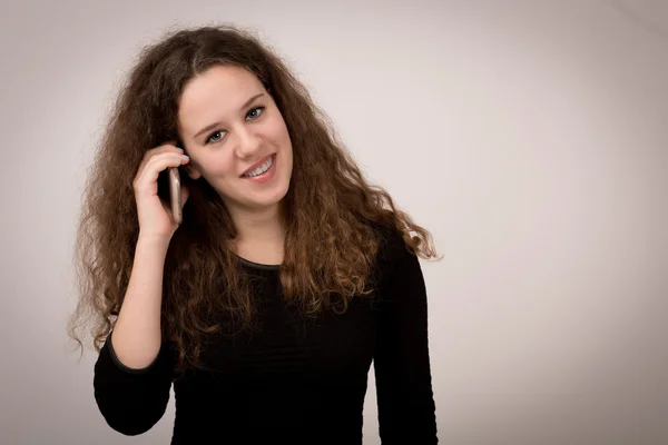 Mulher de gengibre falando em seu telefone — Fotografia de Stock