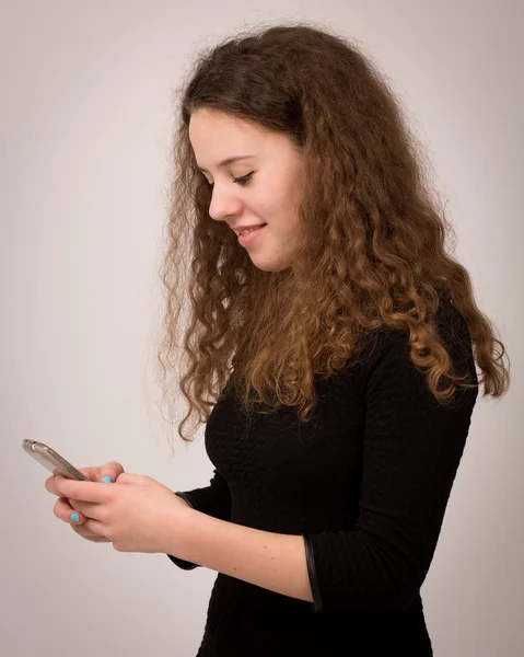Adolescente jengibre chica mensajes de texto a sus amigos Fotos de stock