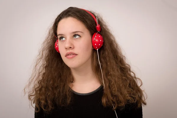 Adolescente jengibre chica escuchar música Imagen de archivo