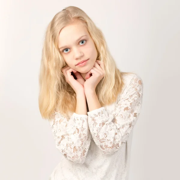 Menina loira adolescente bonita com cabelo longo — Fotografia de Stock