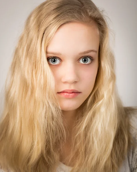 Prachtige blond tienermeisje met lange haren — Stockfoto