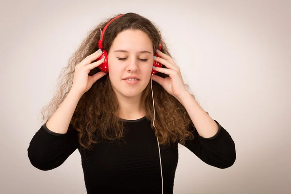 Hermosa chica adolescente disfrutando de la música en los auriculares —  Fotos de Stock