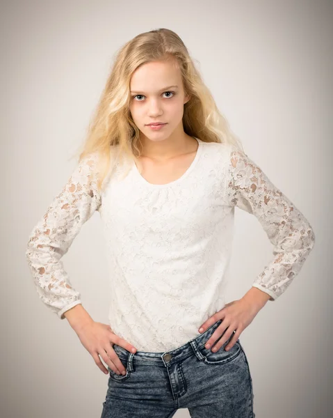 Rubia hermosa adolescente chica en pantalones vaqueros y blanco superior —  Fotos de Stock