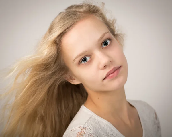 Retrato de una adolescente rubia de ojos azules Fotos de stock