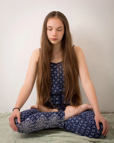 Tizenéves hippi barna lány lótusz póz — Stock Fotó