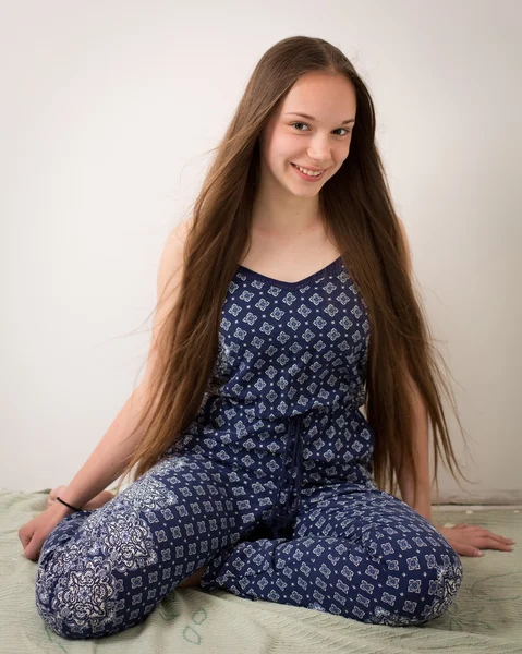 Schöne brünette Teenager-Mädchen im blauen Pyjama — Stockfoto