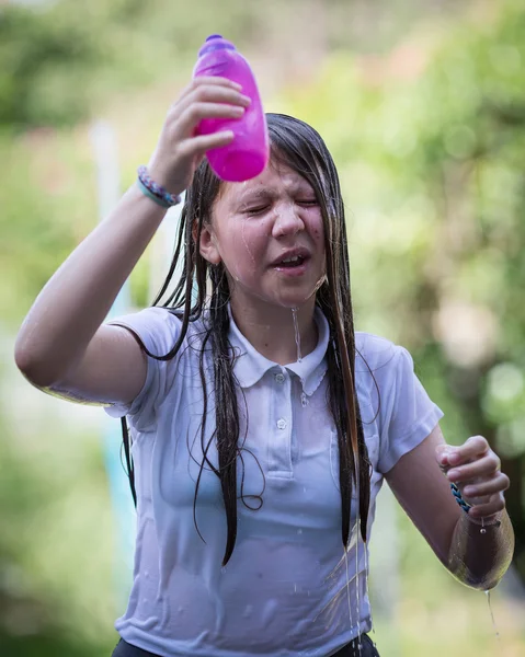 Tonårsflicka kyler ner genom att kasta vatten över huvudet — Stockfoto