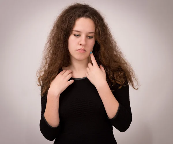 Bela gengibre teen menina no preto roupas — Fotografia de Stock