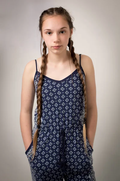 Schöne Teenager-Mädchen mit Zöpfen und Onesie — Stockfoto