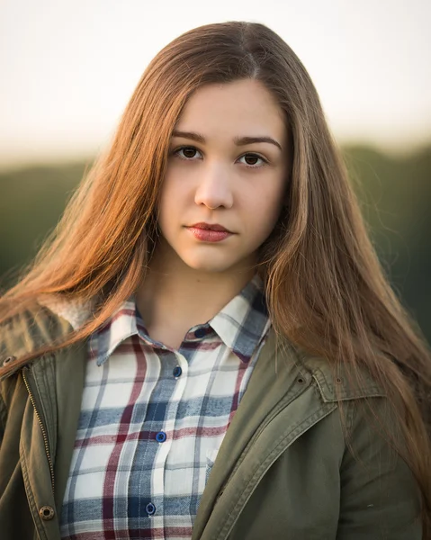 Schöne Teenager Ingwer Mädchen draußen — Stockfoto