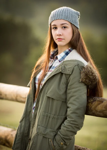 Menina adolescente bonita em casaco quente e chapéu de lã — Fotografia de Stock