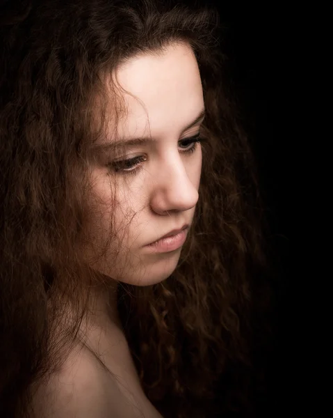 Mulher adolescente com cabelo de gengibre encaracolado longo — Fotografia de Stock