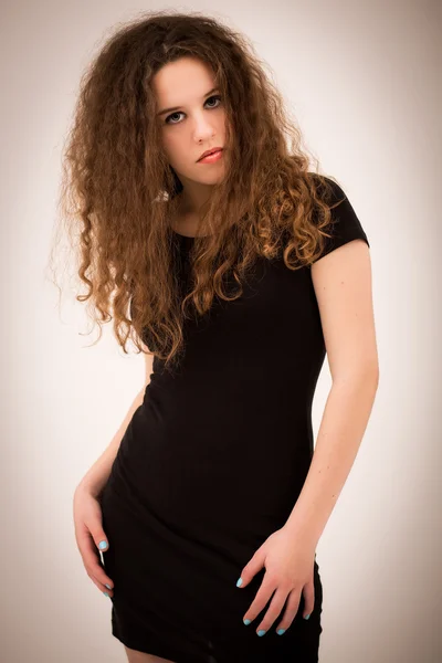 Hermosa mujer adolescente jengibre en vestido negro — Foto de Stock