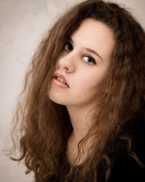 Mulher adolescente com cabelo de gengibre encaracolado longo — Fotografia de Stock