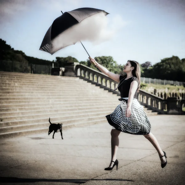 Femme sautant vers le haut et attrapant le nuage avec parapluie — Photo