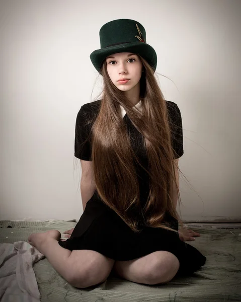 Adolescente victoriana chica con el pelo muy largo y un sombrero superior — Foto de Stock