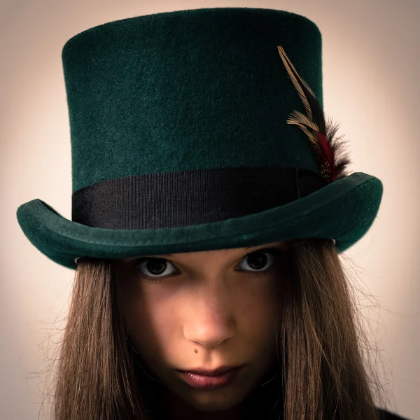 Adolescente victoriana chica con el pelo muy largo y un sombrero superior —  Fotos de Stock