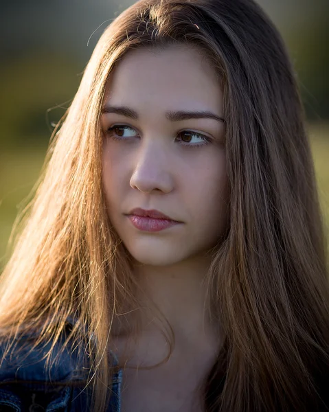 Hermosa joven mujer con largo pelo fuera en el sol — Foto de Stock