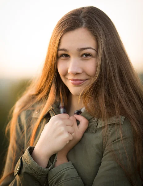 Adolescente dehors en hiver avec manteau épais — Photo