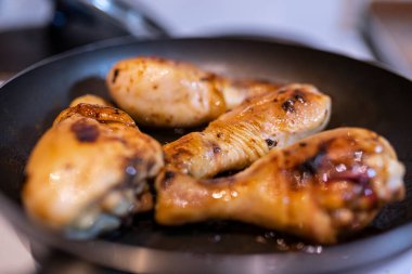 Tavada kızarmış tavuk. Çubuğu tavada pişir..