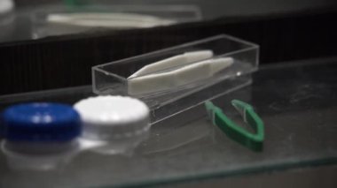 Banyodaki kontak lensler için cımbız..