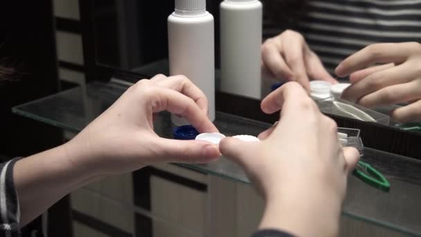 Bir Kadın Banyoda Kontakt Lens Takıyor — Stok video