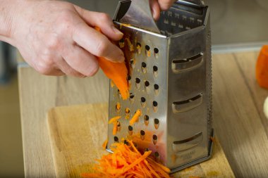 Öğütücüde havuç pişir.